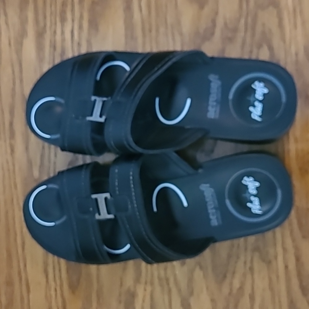 Aerosoft black sandal size 38 EU (7.5 US)